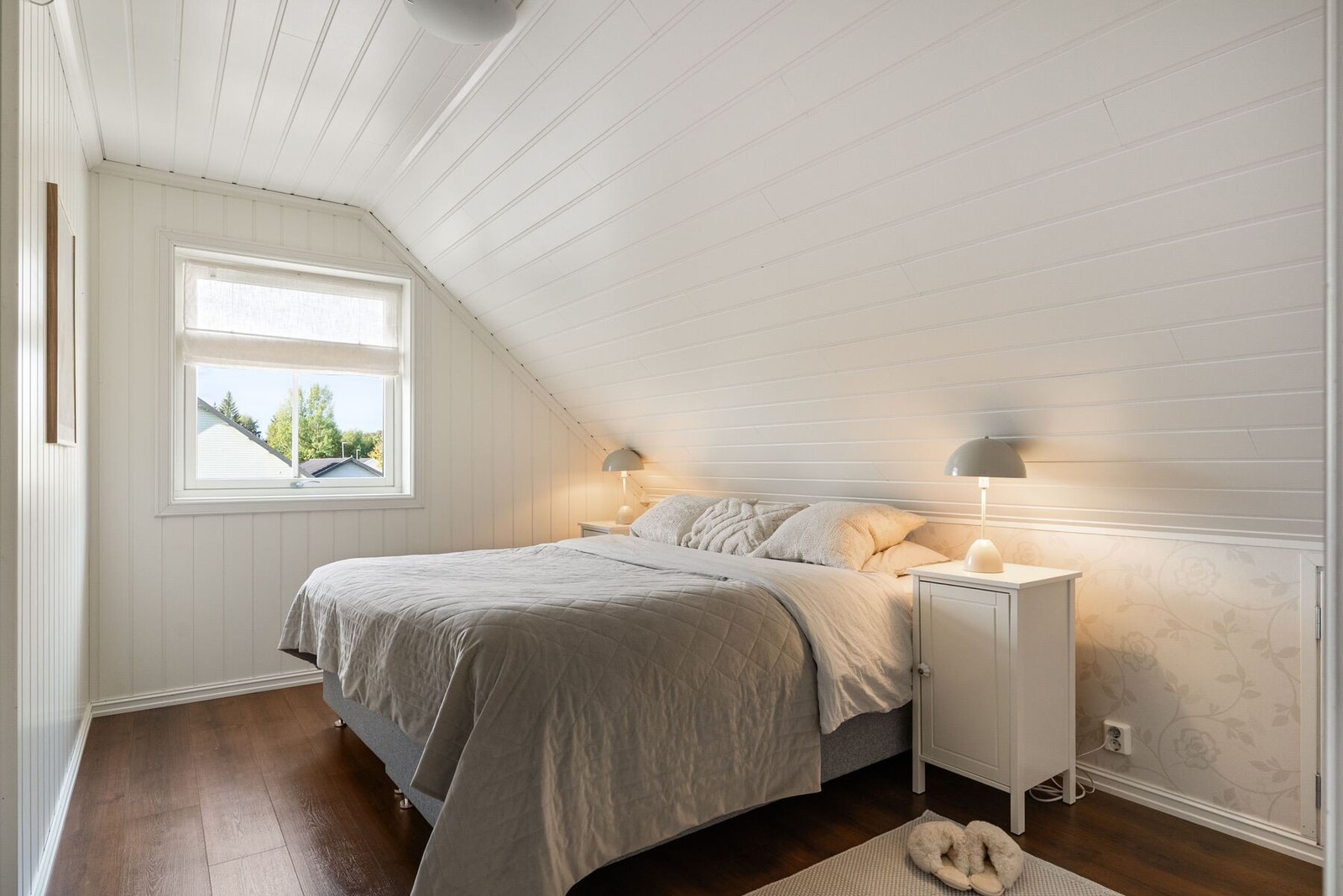 Hovedsoverom på 10,1 m² med god plass til dobbeltseng og nattbord. Galleribilde