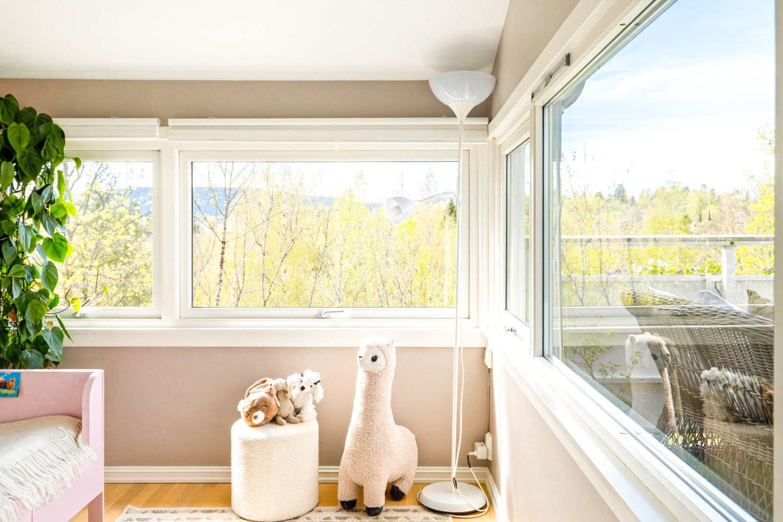 Dette rommet er i dag innredet som et koselig barnerom, med naturlig lys fra de store vindusflatene. Den dempede veggfargen skaper en rolig atmosfære, og de store vinduene rammer inn en herlig, grønn utsikt som gir rommet en luftig følelse Galleribilde