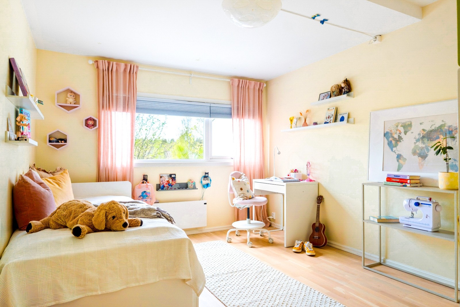 Soverom nr. 2 fremstår som et lunt og innbydende rom. Store vinduer gir godt med dagslys og utsikt mot grøntområder. Rommet er i dag innredet som et barnerom med plass til både seng, skrivebord og rikelig med hylleplass for personlig preg Galleribilde