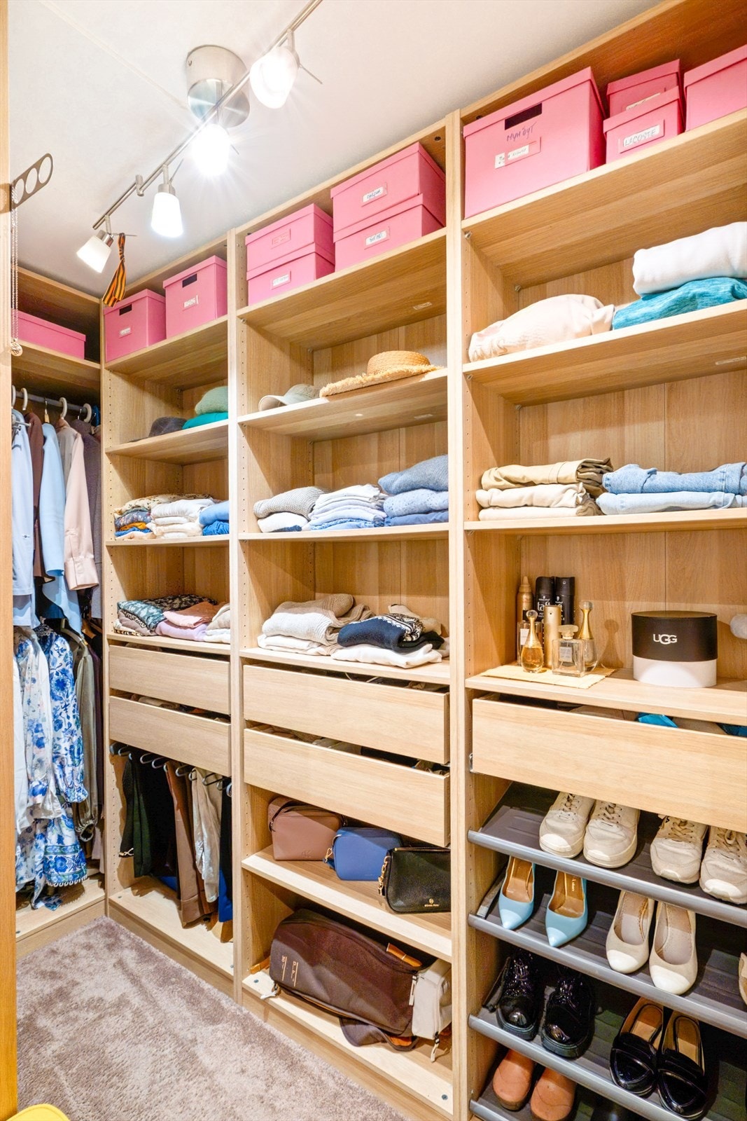 Romslig og velorganisert walk-in garderobe med rikelig oppbevaringsplass i hyller, skuffer og hengeløsninger - perfekt for en oversiktlig og ryddig hverdag Galleribilde
