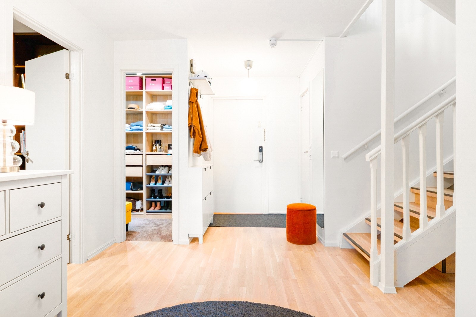 Lys og innbydende entré med praktisk oppbevaring i eget walk-in garderobe. Stilrene overflater og romslig entré gir et hyggelig førsteinntrykk av boligen Galleribilde