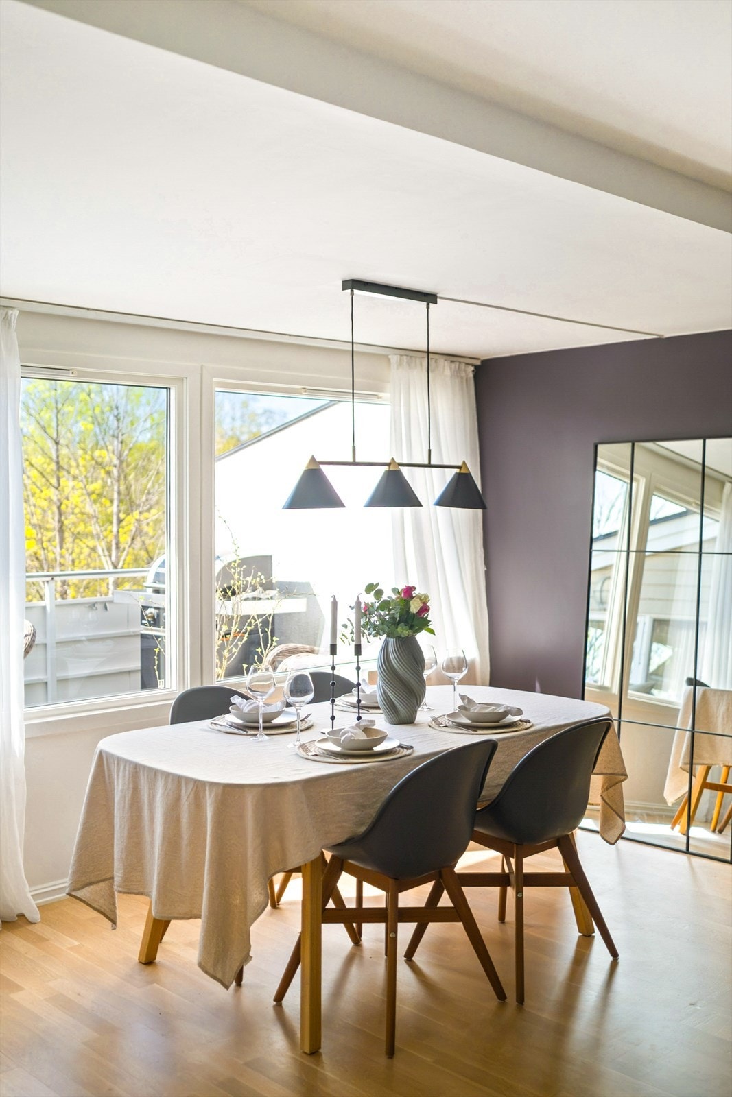 Det er god plass til hyggelige middagsselskap med familie og venner i spisestuen Galleribilde