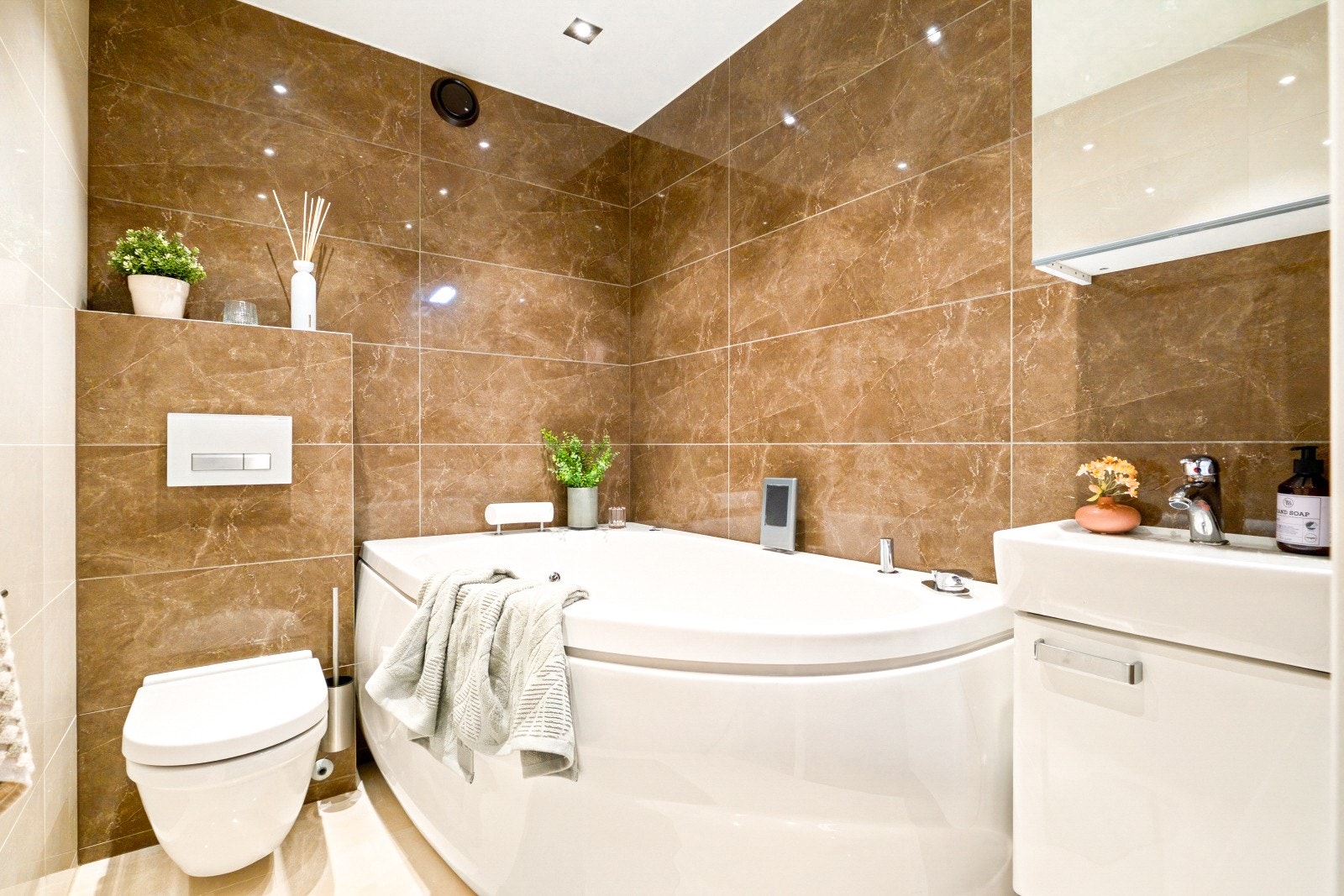 Unn deg hverdags luksus i dette innbydende badet! Med et moderne boblebad, elegante fliser og et moderne vegghengt toalett, er dette rommet designet for avslapning Galleribilde