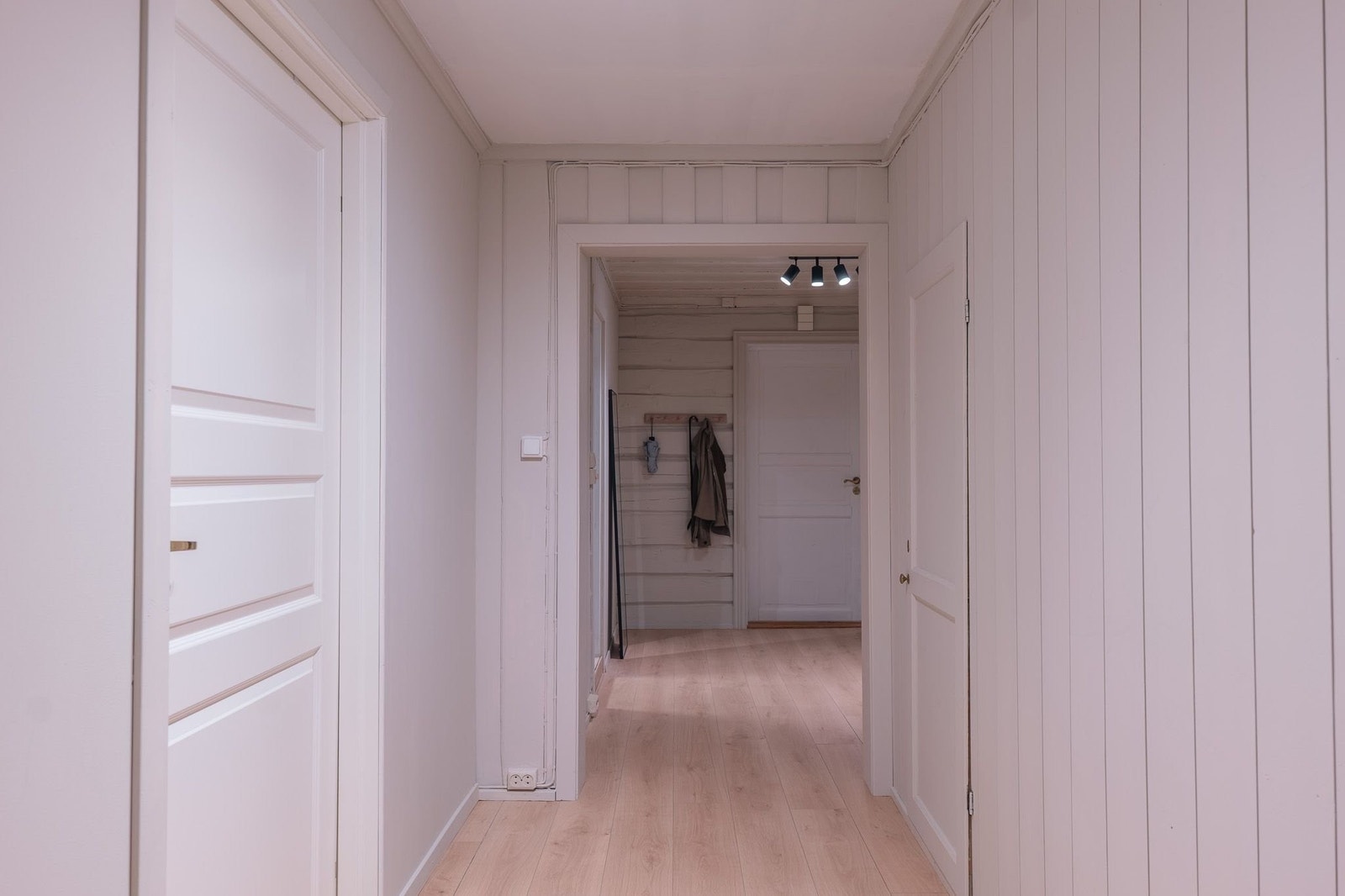 Praktisk og god romflyt som binder leilighetens oppholdsrom og entré sømløst sammen. Under trappen er det en bod for oppbevaring. Galleribilde