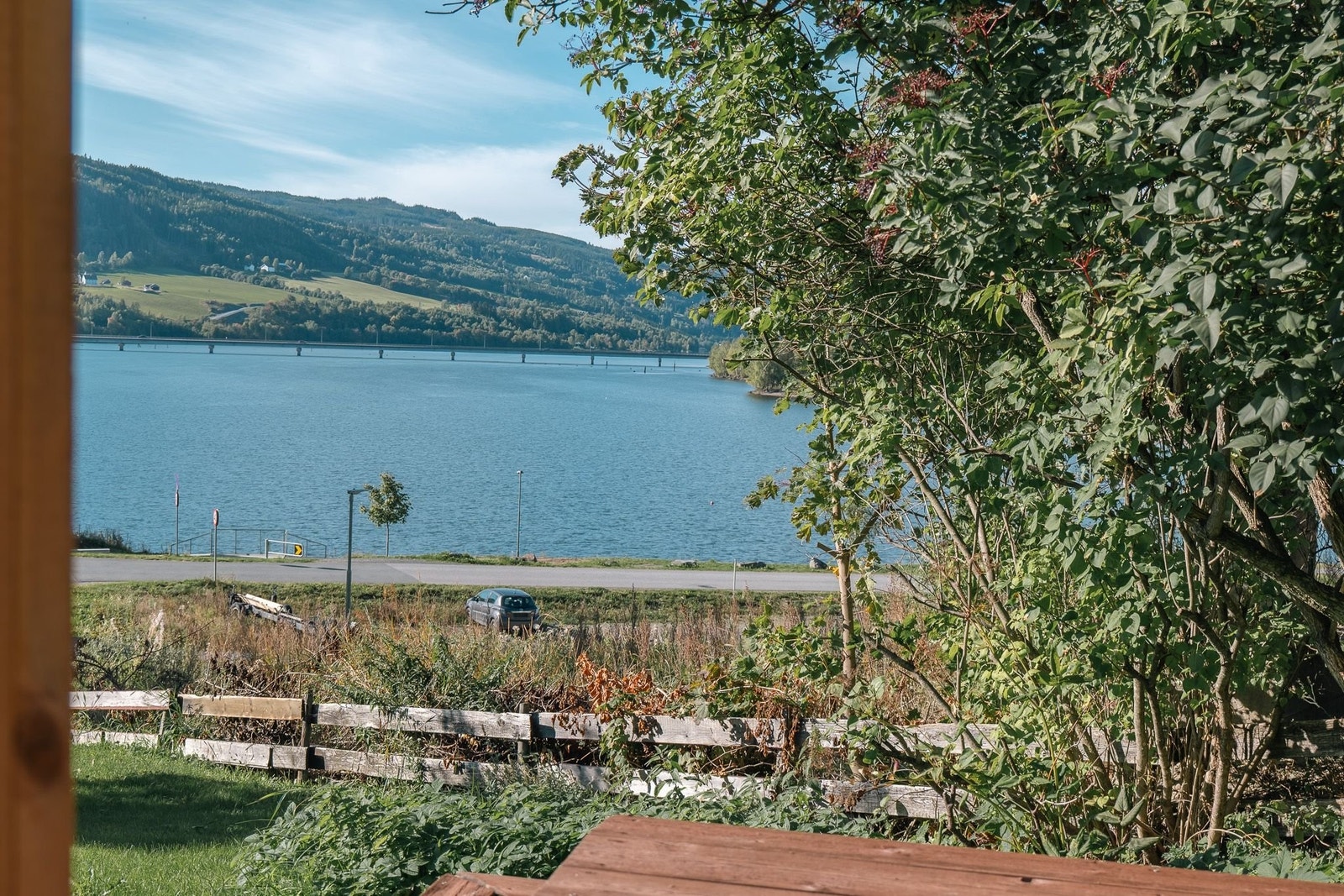 Fin utsikt mot Mjøsa og brua også fra uteplassen på bakkeplan. Galleribilde