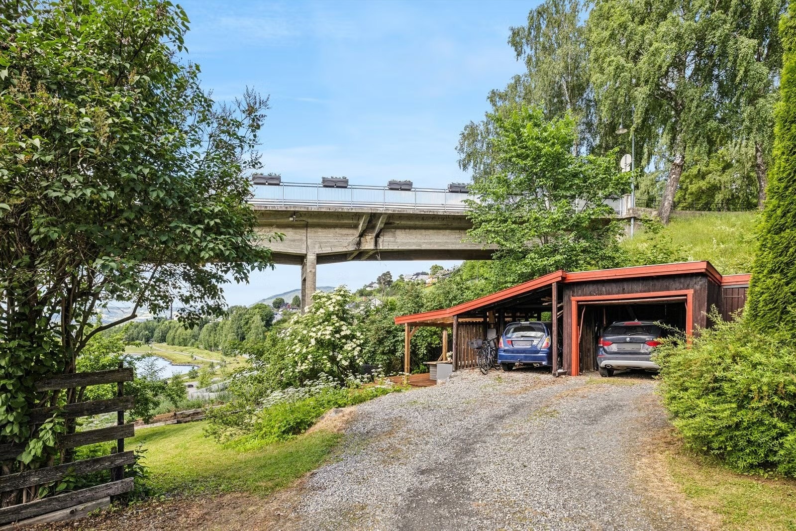 Parkering i carport til venstre medfølger leiligheten. Galleribilde