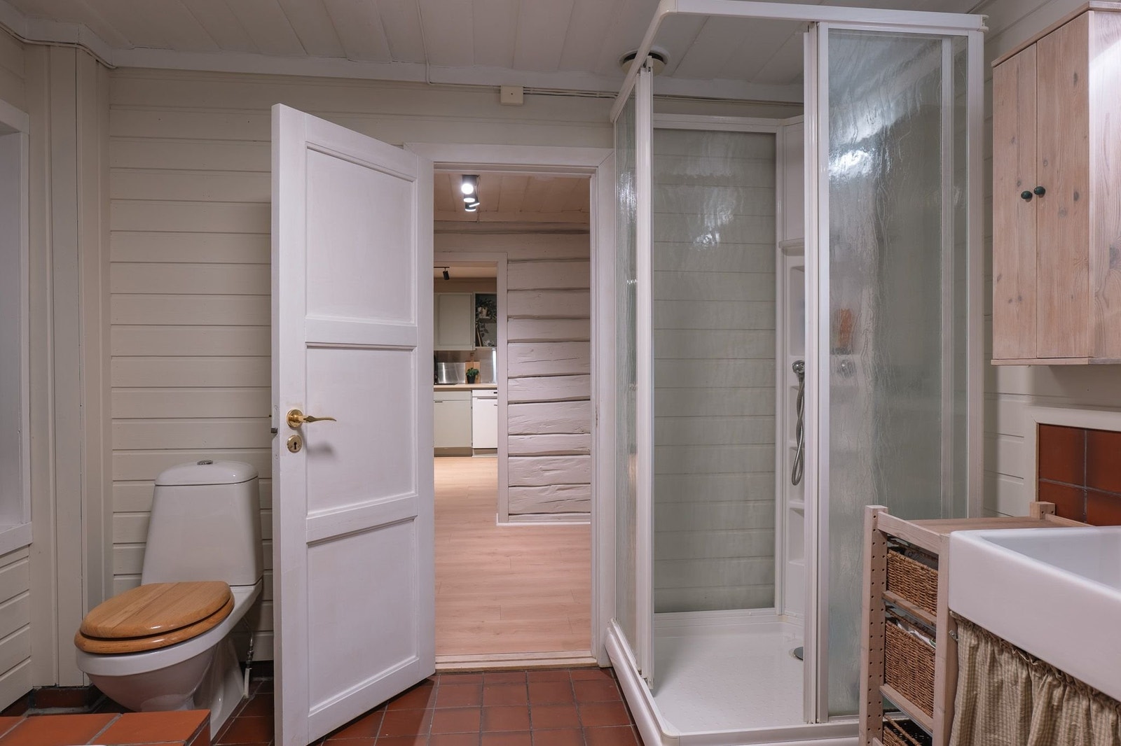 Badet har eldre standard, men er en svært funksjonell og hyggelig oase. Siden det benyttes lukket dusjkabinett, ledes alt dusjvann direkte i avløp uten belastning på gulv og membran Galleribilde