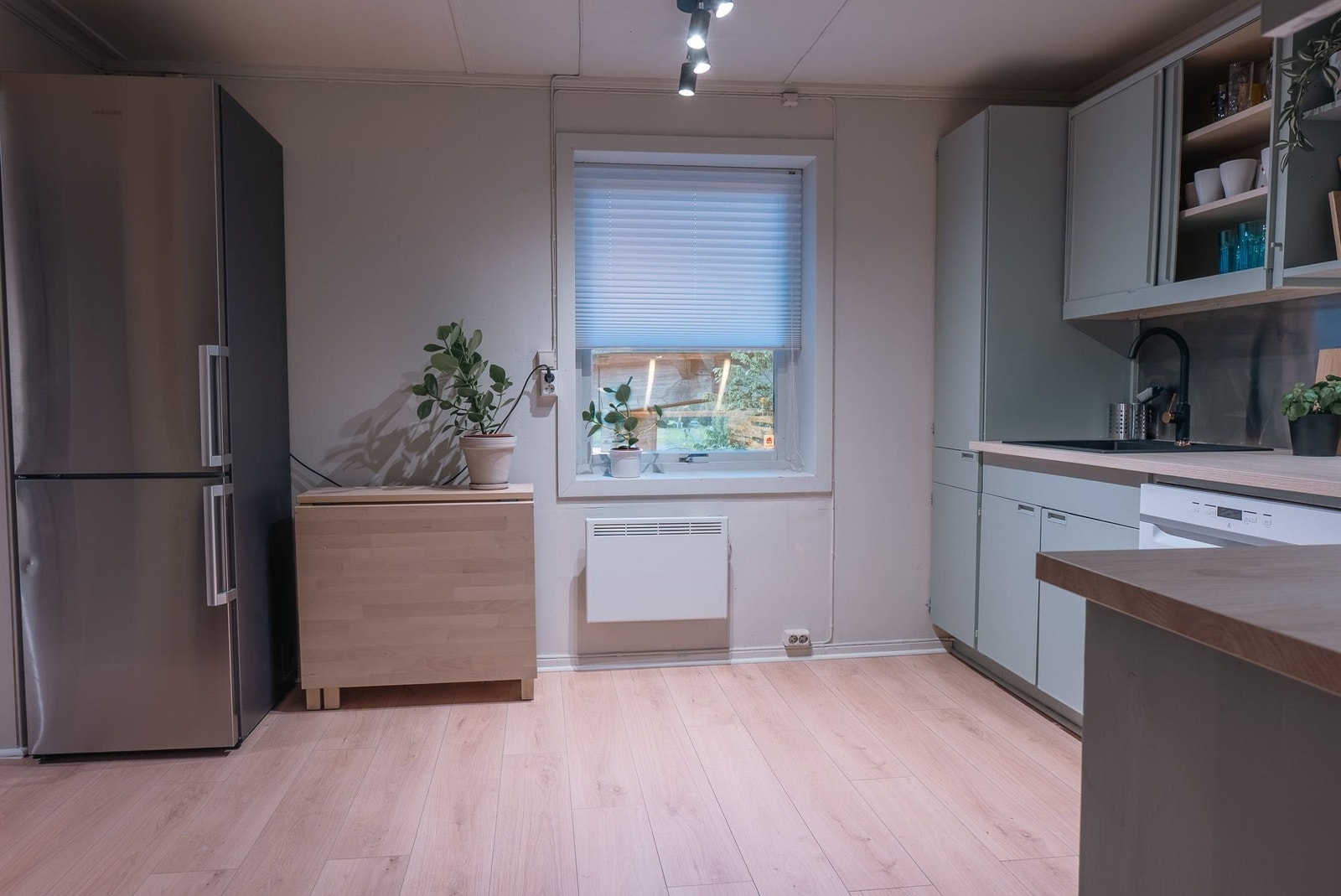 Romslig kjøkkesone med god gulvplass og plass til spisebord eller hyggelig sitteseksjon ved vinduet. Galleribilde