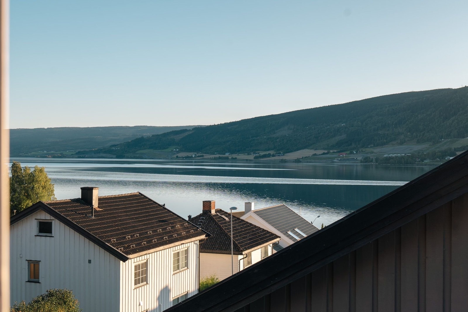 Nydelig utsikt over Mjøsa rett fra soveromsvinduet – en fantastisk utsikt å våkne opp til. Galleribilde