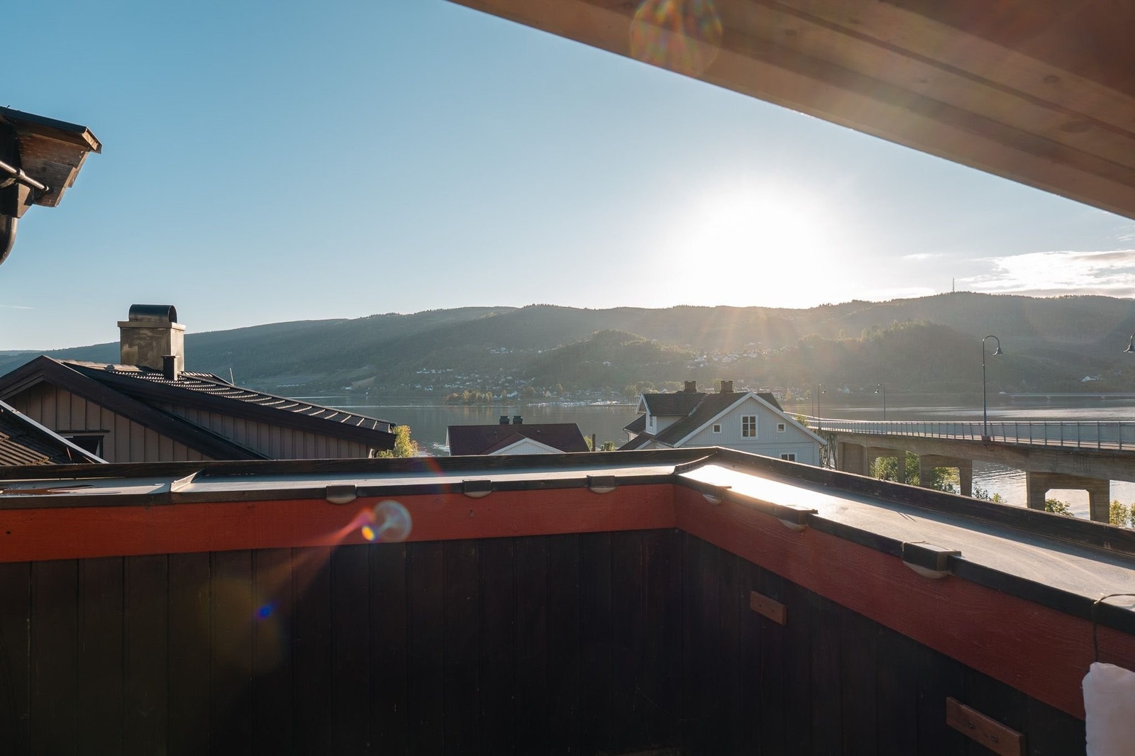 Slående panoramautsikt over Mjøsa og nærområdet med upåklagelige solforhold. Galleribilde