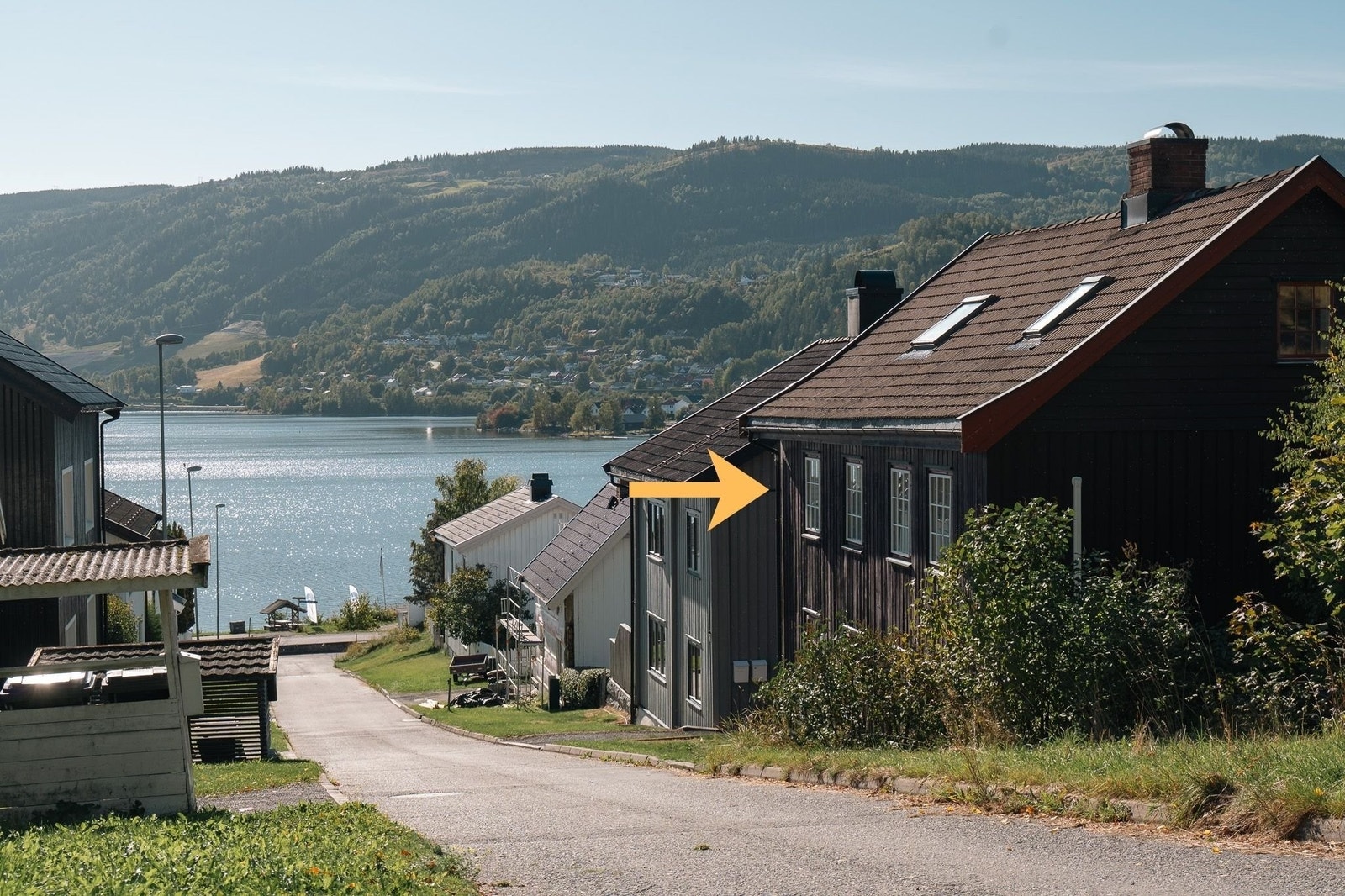 Fantastisk beliggenhet i en rolig gate med Mjøsa som nærmeste nabo. Galleribilde