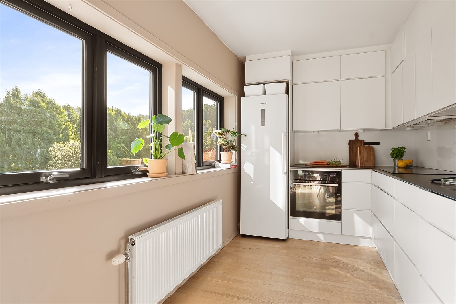 Moderne Kvik kjøkken i en delvis åpne løsning mot stuen, og plass til ytterligere kjøkkenløsning ved behov på vindusveggen. Galleribilde