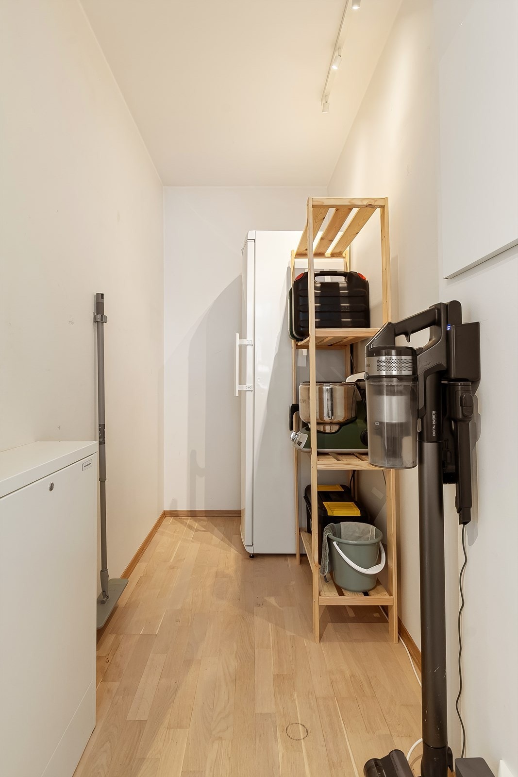 Meget praktisk innvendig bod. Perfekt for et ekstra kjøleskap og annet. Galleribilde