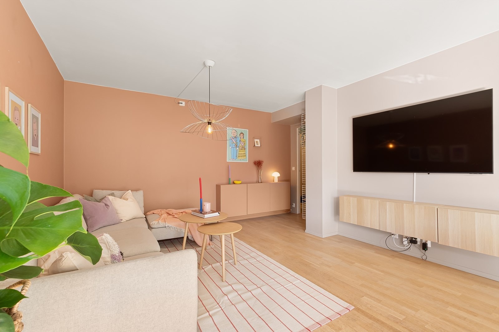 Her har du et stor og sosial stue, med god plass til en skikkelig sofagruppe og stort spisebord mot balkong. Galleribilde