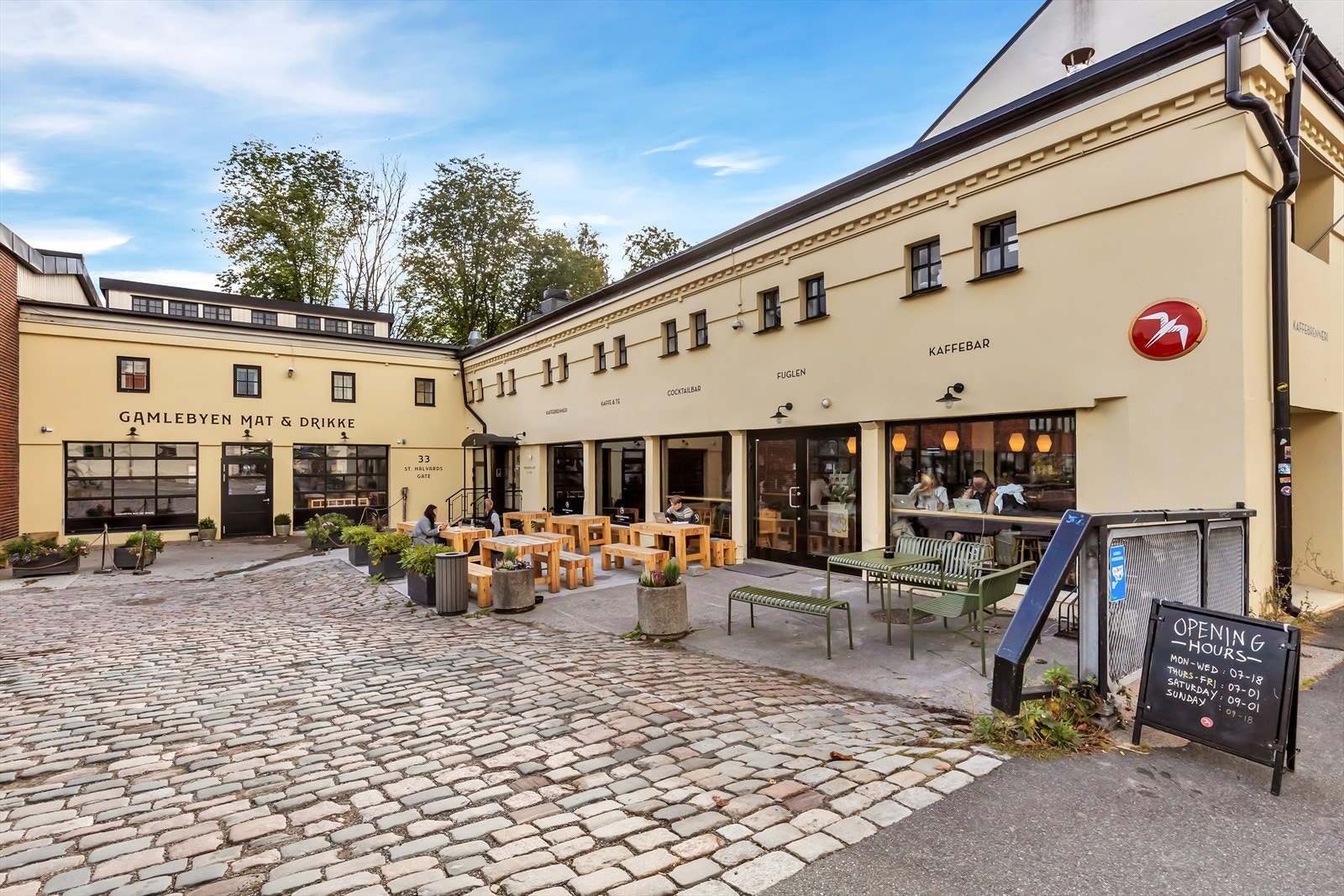 Området kryr av hyggelige kafeer og spisesteder i området, og bydelen har de seneste årene fått et bredt utvalg av servicetilbud. Galleribilde