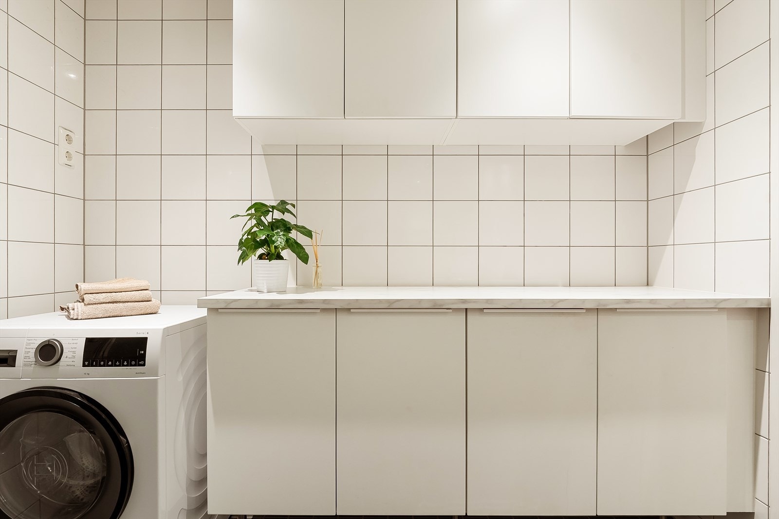 Badet har god skap- og benkeplass, som gir både praktisk oppbevaring og en funksjonell hverdag. Galleribilde