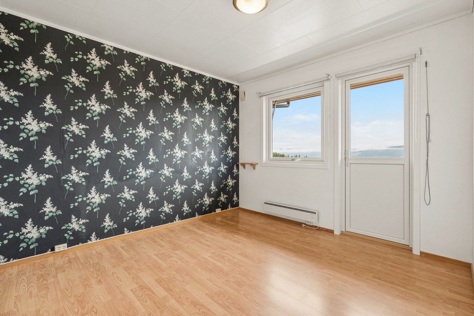 Hovedsoverom i 1. etasje med balkongdør Galleribilde