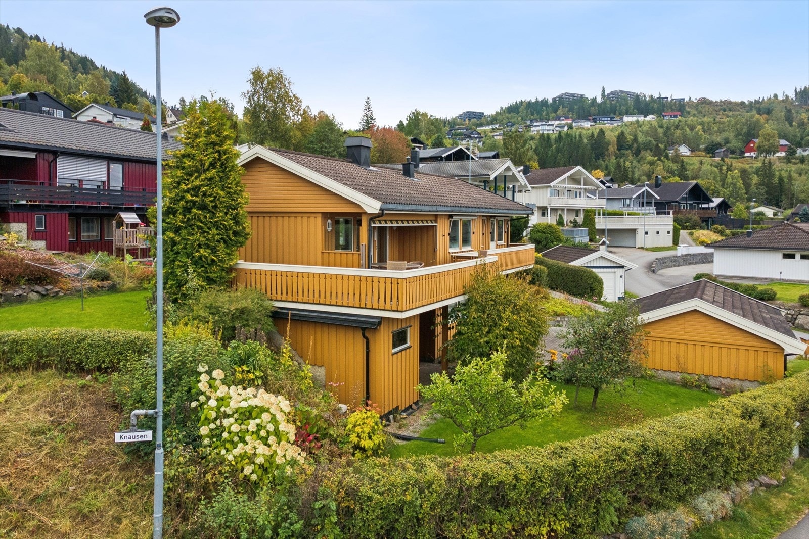 Eiendommen har en attraktiv og familievennlig beliggenhet i et rolig eneboligområde. Galleribilde