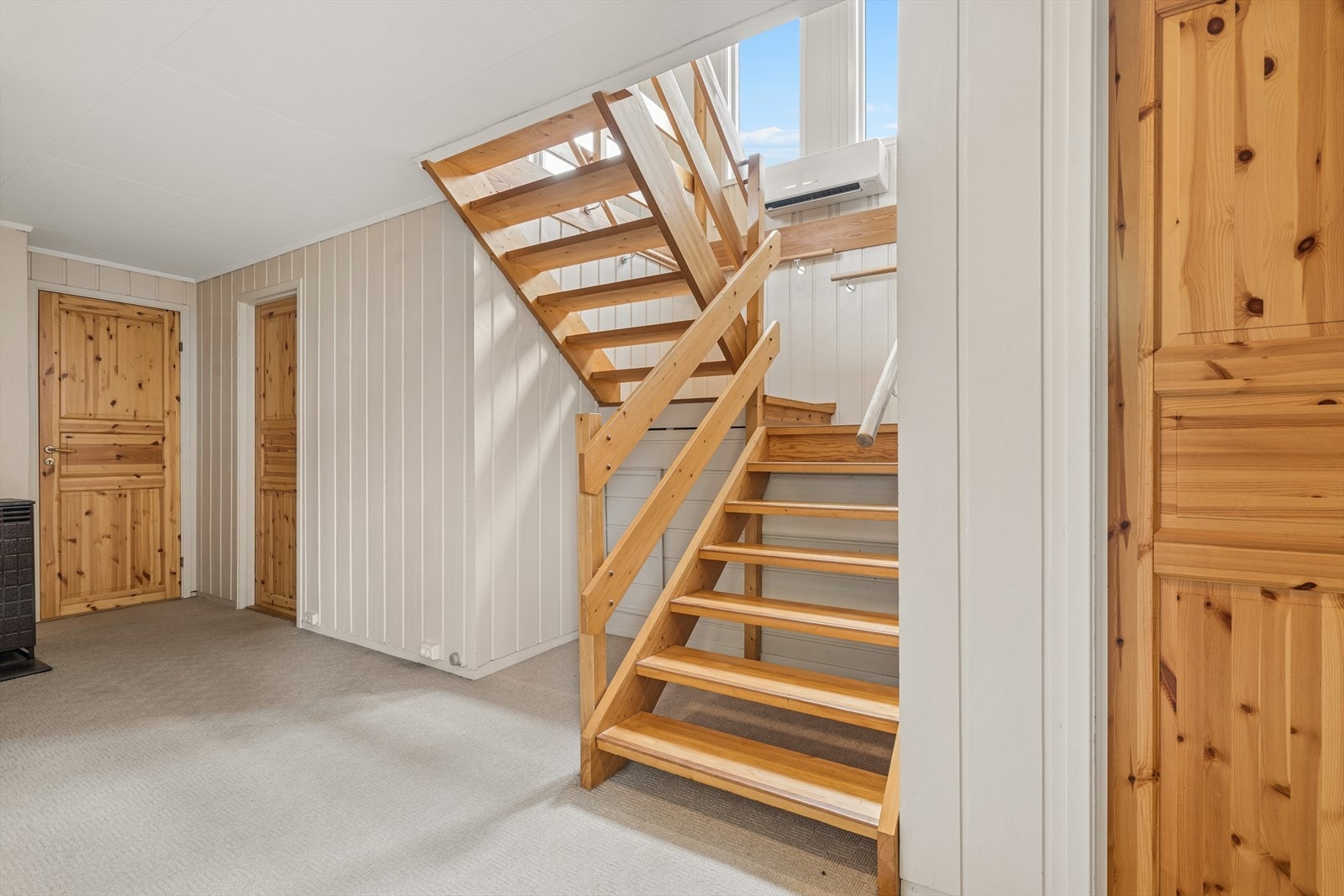 Midt i huset er det trapp opp til 1. etasje. Galleribilde