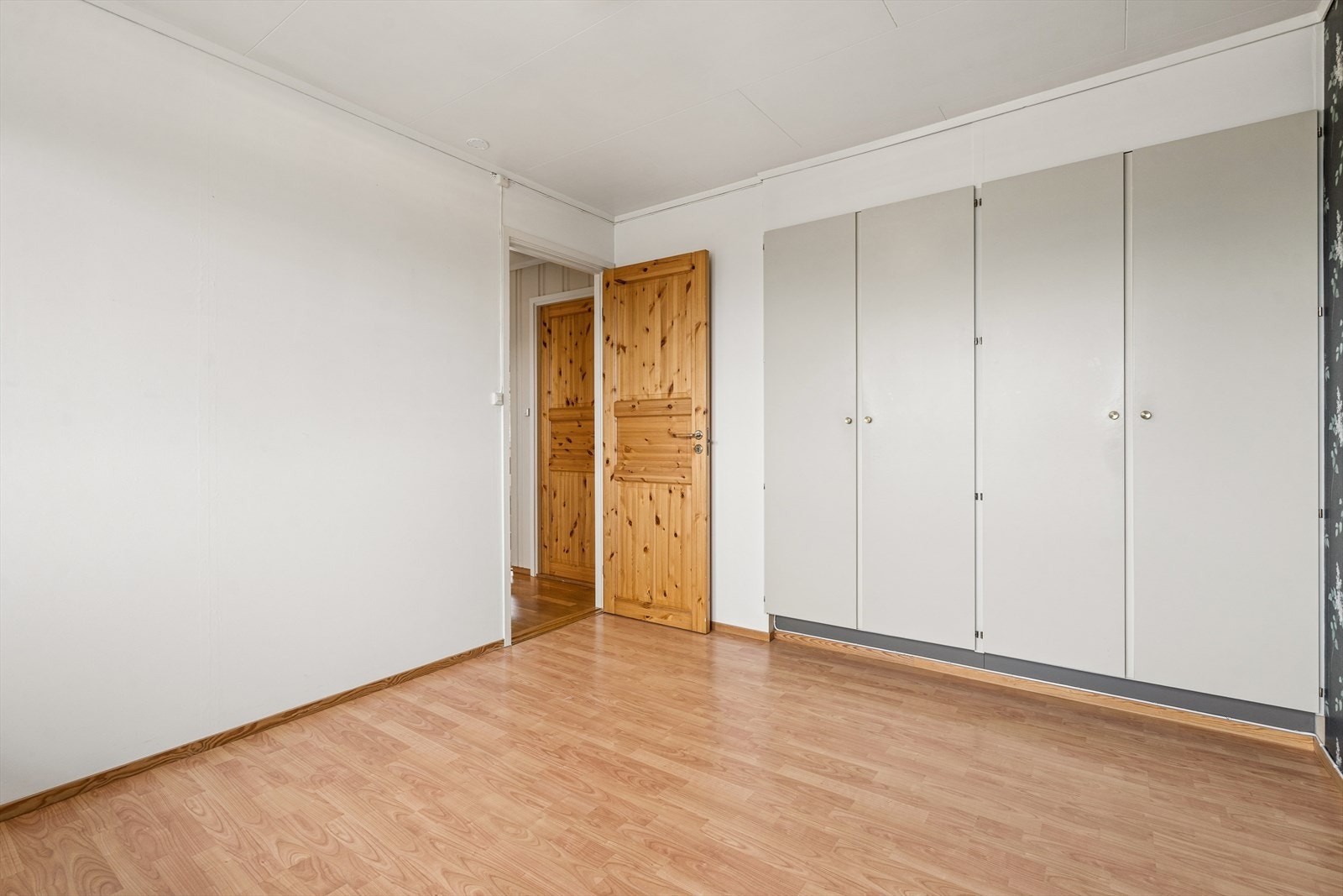 Hovedsoverommet har plassbygde skap. Galleribilde