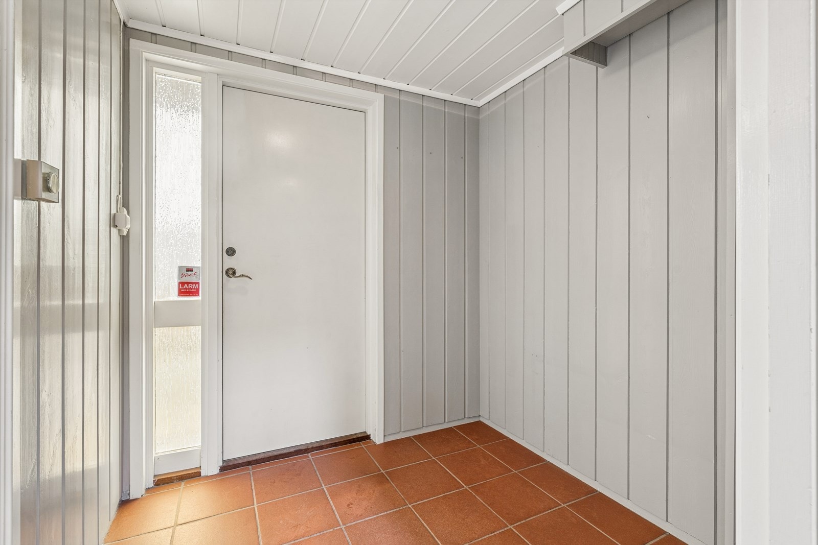 Det er inngang i underetasje - inn i en stor gang/hall. Galleribilde