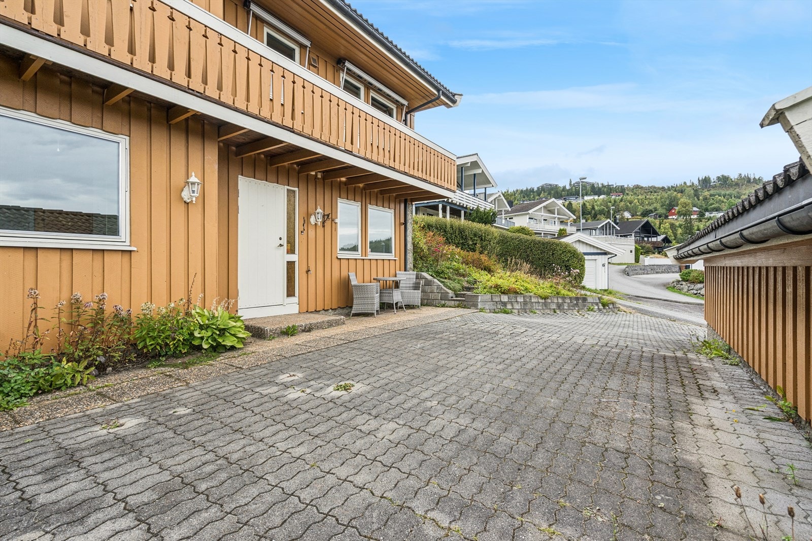 Hellelagt innkjøring og gårdsplass. Galleribilde
