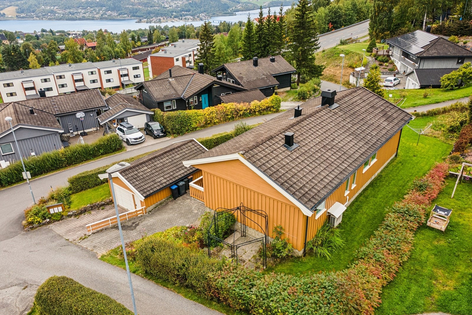 Eiendommen ligger i et attraktivt og etablert boligområde på oversiden av Messenlivegen. Galleribilde