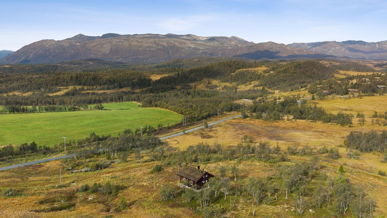 Eiendommen ligger innenfor det som gjerne omtales som det gyldne triangel , med kort avstand til høyfjellshotell, alpinbakke og et fantastisk løypenett Galleribilde