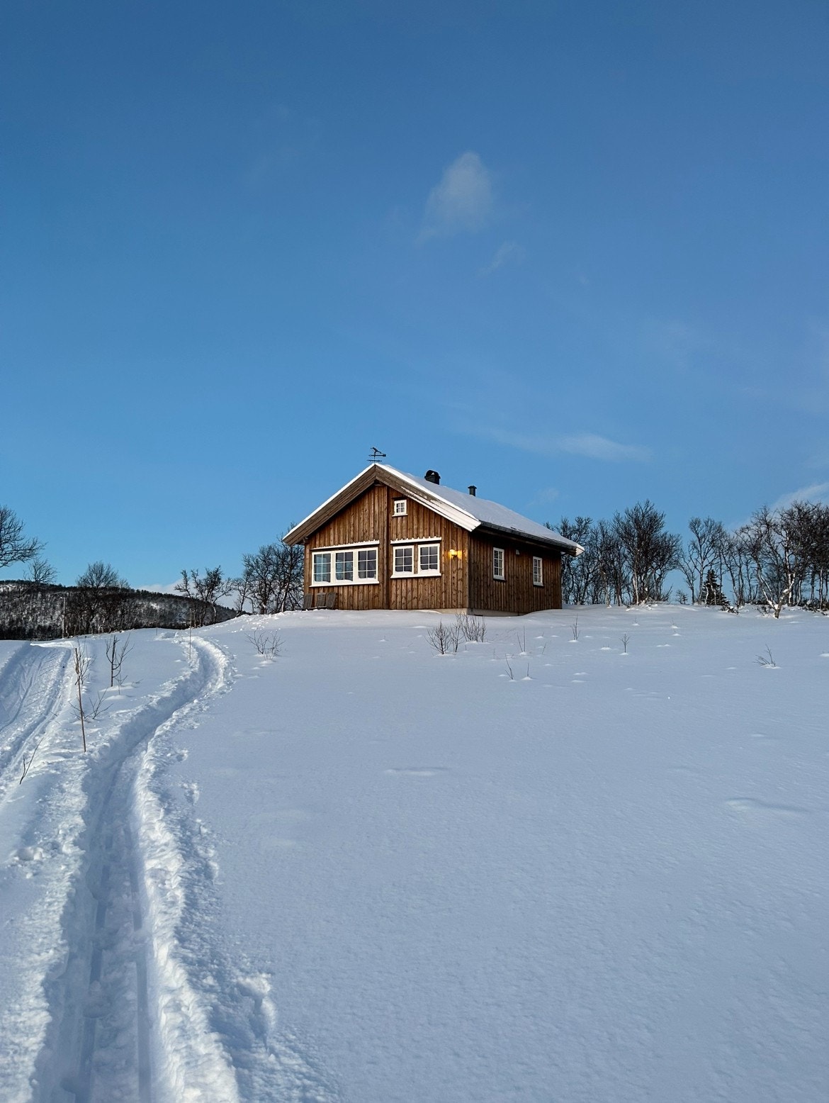 Enkel adkomst både sommer og vinter. Sommerstid er det parkering ca. 80 meter fra hytta. Vinterstid kjører du til avlessing, før bilen parkeres på innsiden av bommen ved Flishaugen hyttefelt. Galleribilde