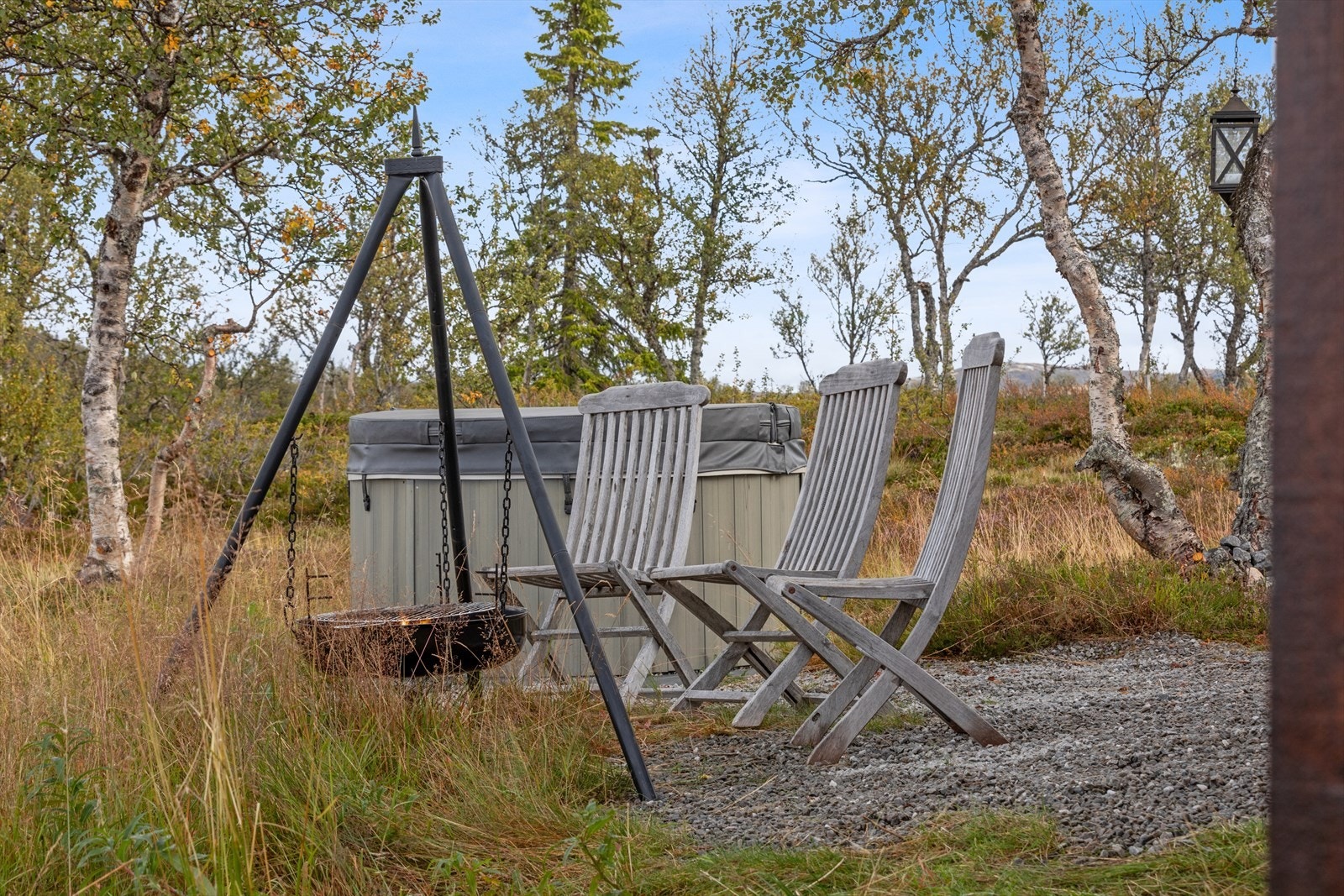 Uteplassen er naturlig integrert i terrenget og byr på flotte rammer for hyttelivet. Galleribilde
