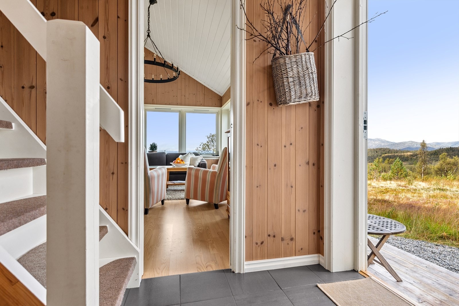 Ved ankomst møtes du av en innbydende, flislagt entré med stående panel på veggene og varmekabler
i gulvet. Galleribilde