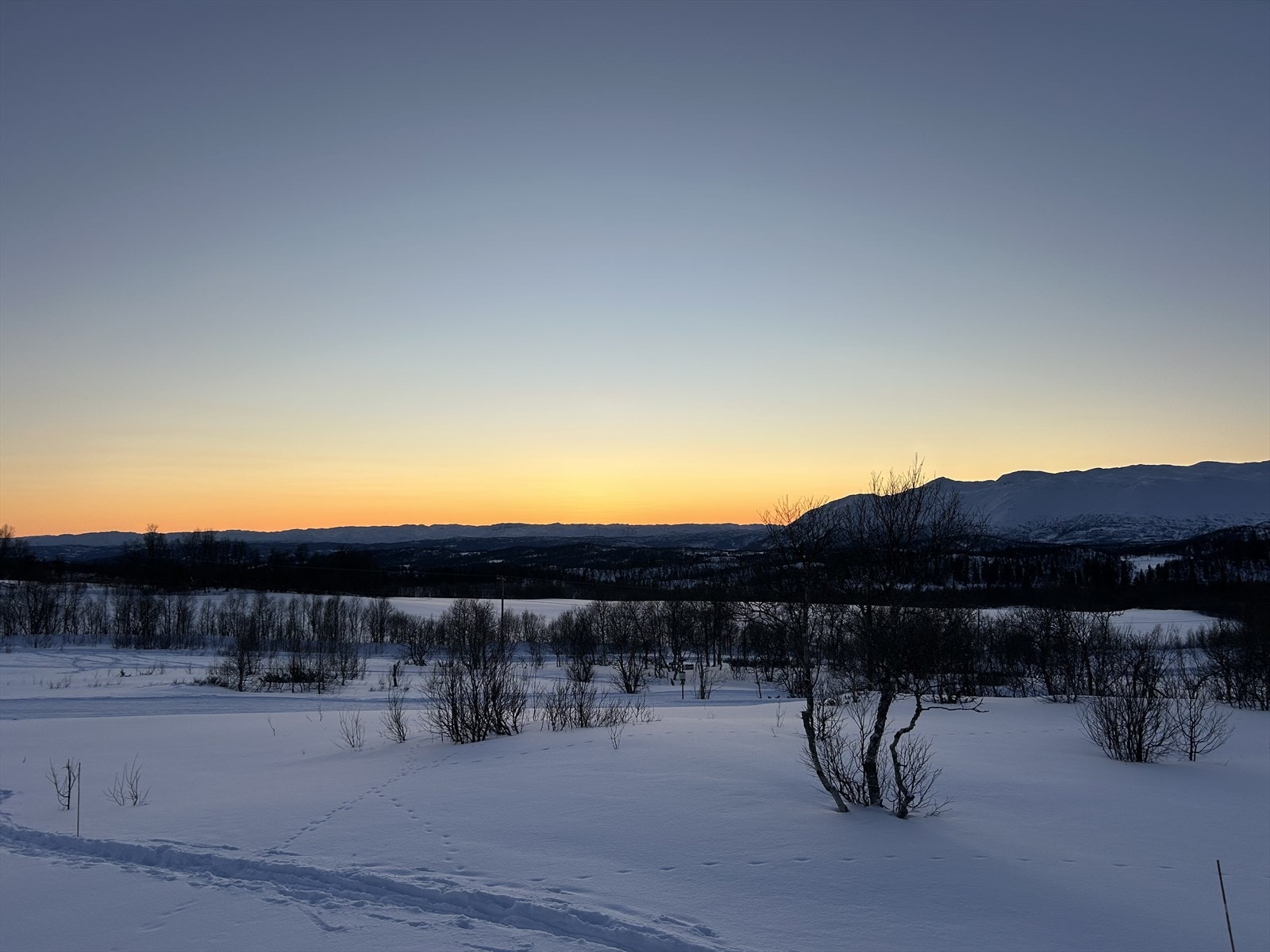 riheten rett utenfor vinduet. Her er det naturen som setter rammene. Fra stuen åpner landskapet seg mot vidda og Raulandsfjell, et utsyn som gir en helt egen følelse av frihet, ro og nærhet til fjellet. Galleribilde