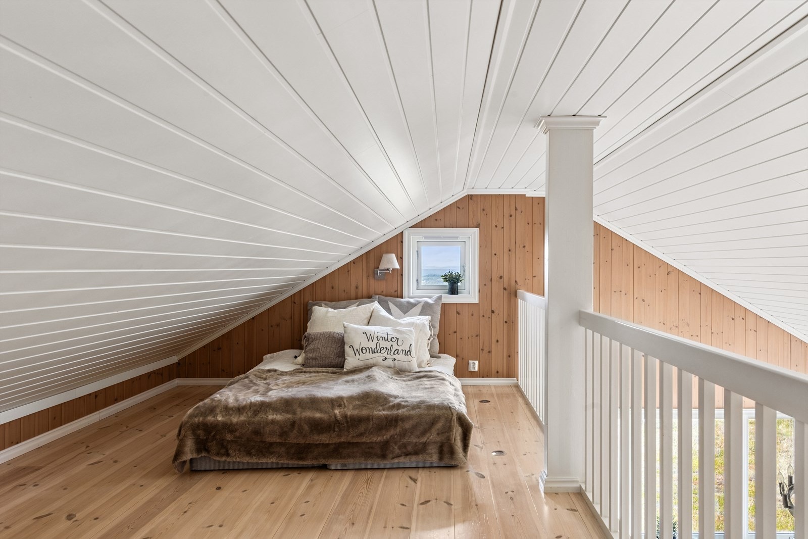 Godt utnyttet hems med ca. 31 kvm gulvareal, innredet som loftstue og to soverom. Galleribilde