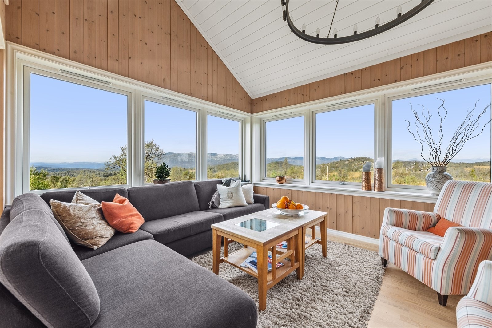 Store vindusflater slipper naturen inn og gir flott utsyn mot fjellandskapet. Galleribilde