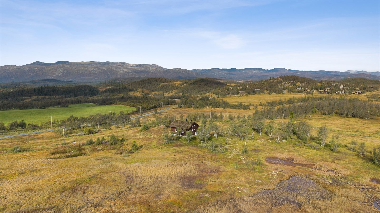 På sommerstid venter et rikt friluftsliv med turmuligheter, fjellnatur og moltemyrer. Galleribilde