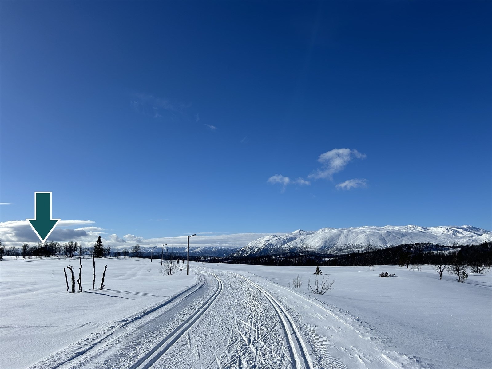 Dette er en eiendom utenom det vanlige. Beliggenheten samler det beste med umiddelbar tilgang til løypenettet, nærhet til alpinanlegg og lysløyper, og ingen naboer tett på. Galleribilde