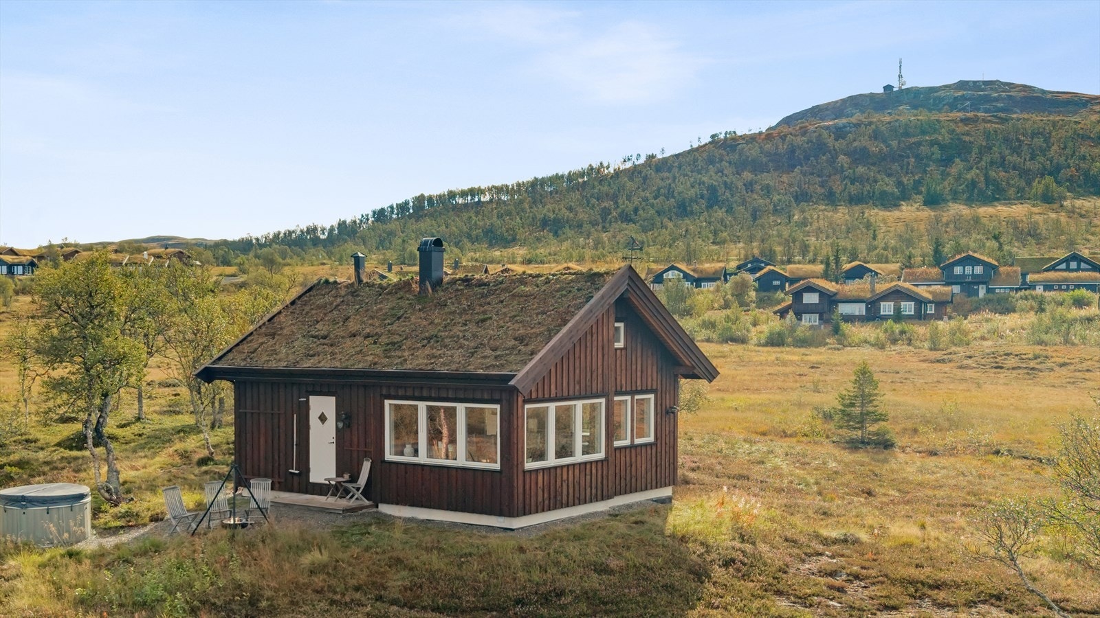 Hytta ligger i forkant av et hytteområde. Det gjør beliggenheten både praktisk og usedvanlig skjermet. Foran hytta åpner landskapet seg mot vidda, med et hyttefelt langt i det fjerne. Her er det ingen hyttenaboer tett på, kun skiløypa som nærmeste nabo. Galleribilde
