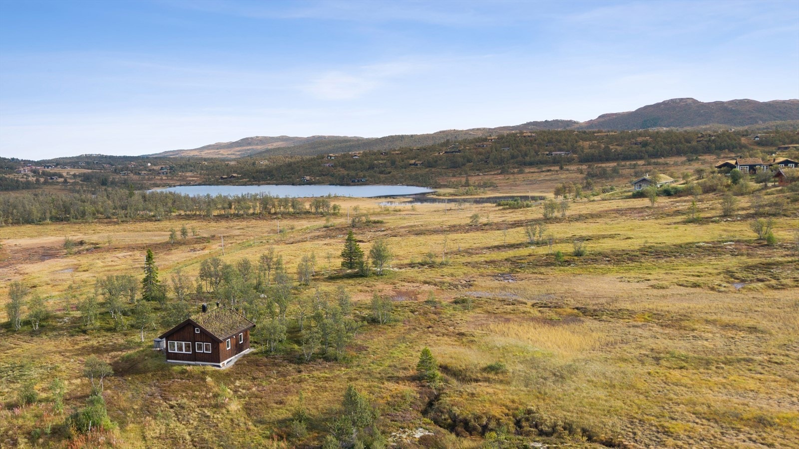 Tenk deg å ha det midt i smørøyet på Rauland, med skiløypa rett utenfor døren, kort vei til alpinbakken og hotellet, og samtidig kunne nyte en så stor og fri utsikt over fjellene. Her har du følelsen av å være helt for deg selv. Galleribilde