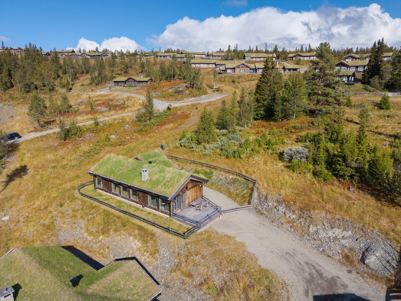 Hytta ligger fint til i terrenget ca 941 moh. Galleribilde