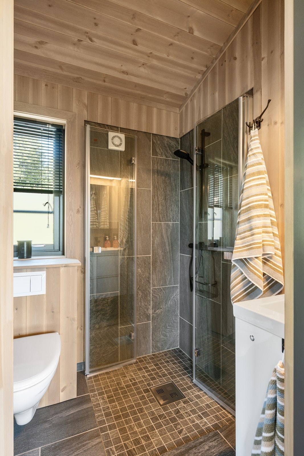 Bad 2 er plassert mellom soverom 2 og 3 og er holdt i samme stil som hovedbadet. Galleribilde