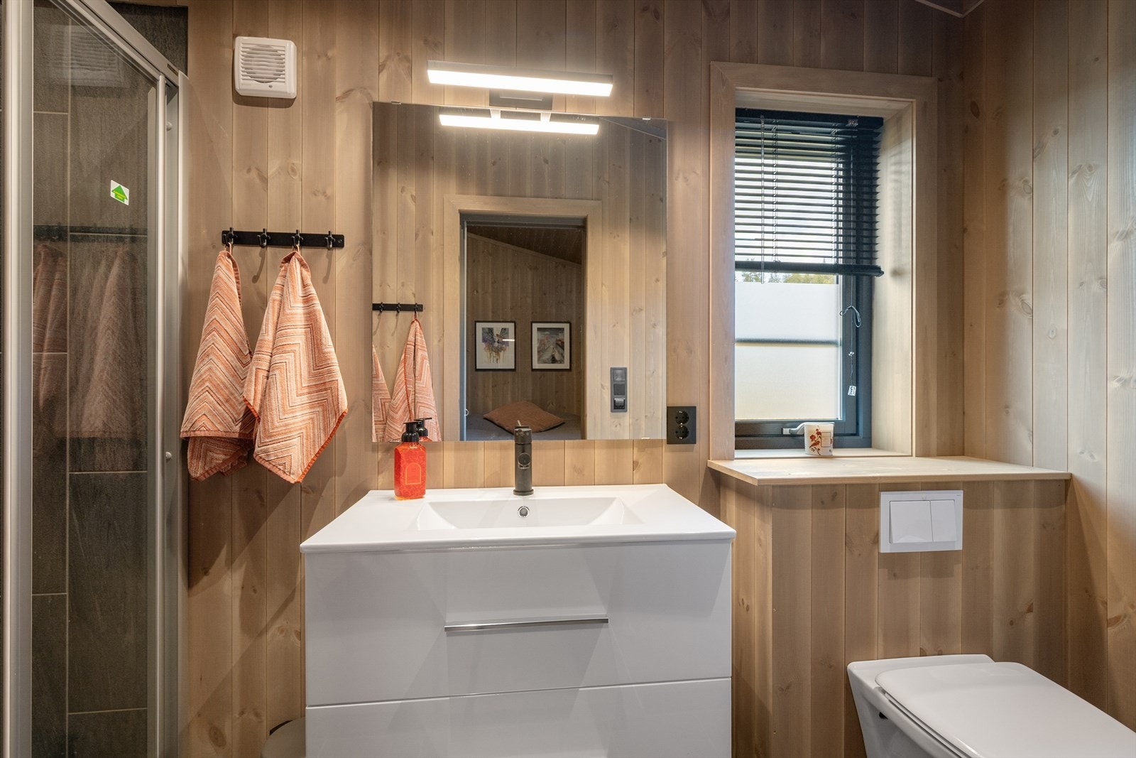 Rommet er praktisk innredet, og sort garnityr og knagger gir et moderne uttrykk. Galleribilde