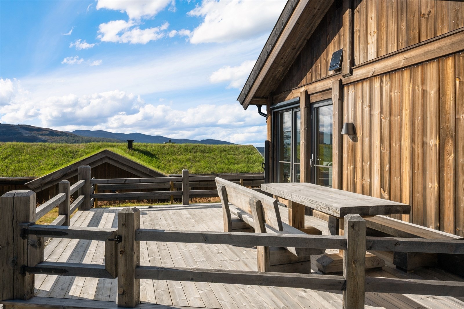 Uteområdet byr på en sørvendt terrasse med god solgang og fin utsikt. Galleribilde