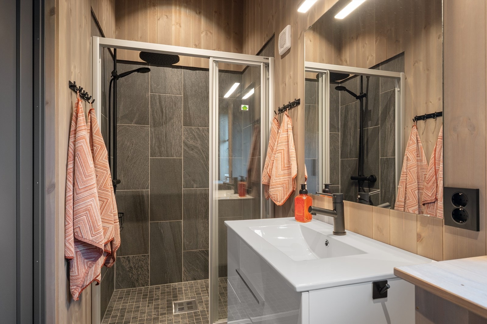 Badet har flislagt gulv m/gulvvarme og flislagt dujsnisje. Galleribilde