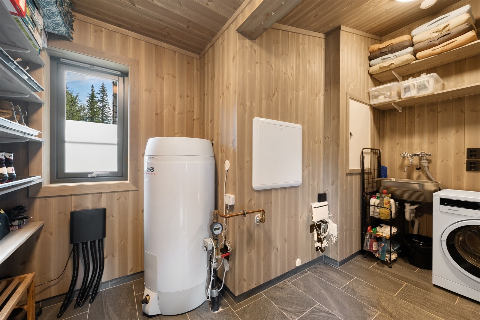 I tillegg har hytta et kombinert teknisk rom/bod med opplegg for vaskemaskin, varmtvannsbereder og Futurehome strømstyring. Galleribilde