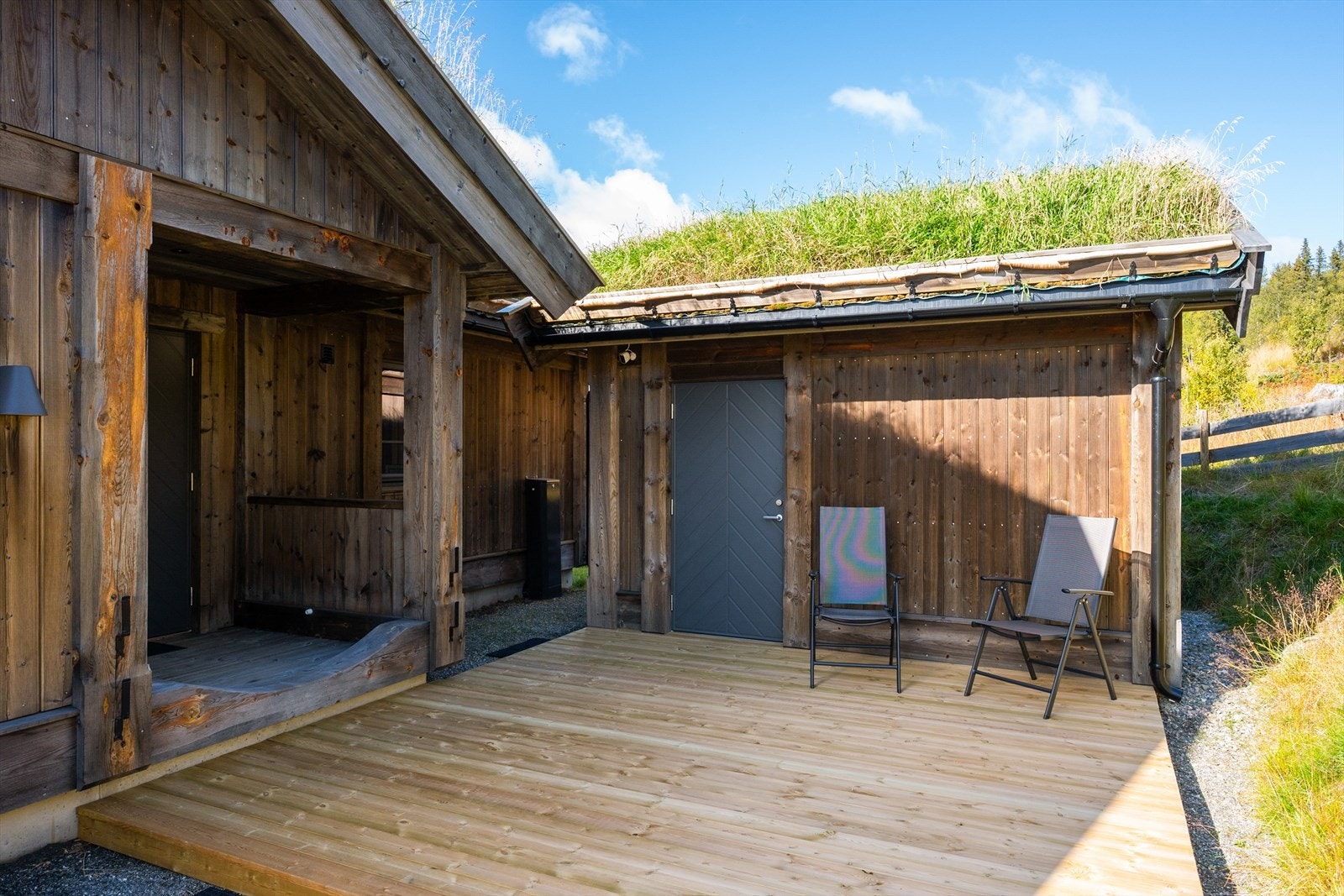 I tillegg er det anlagt lun og skjermet terrasseplatting ved inngangspartiet. Galleribilde
