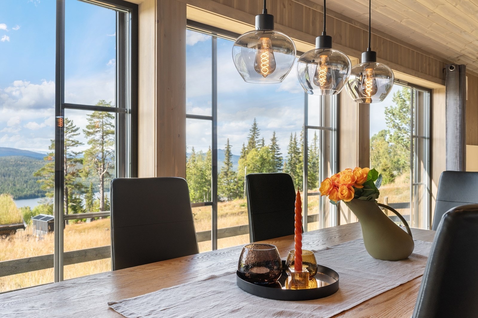Fra spiseplassen er det fint utsyn mot fjell og vann. Galleribilde