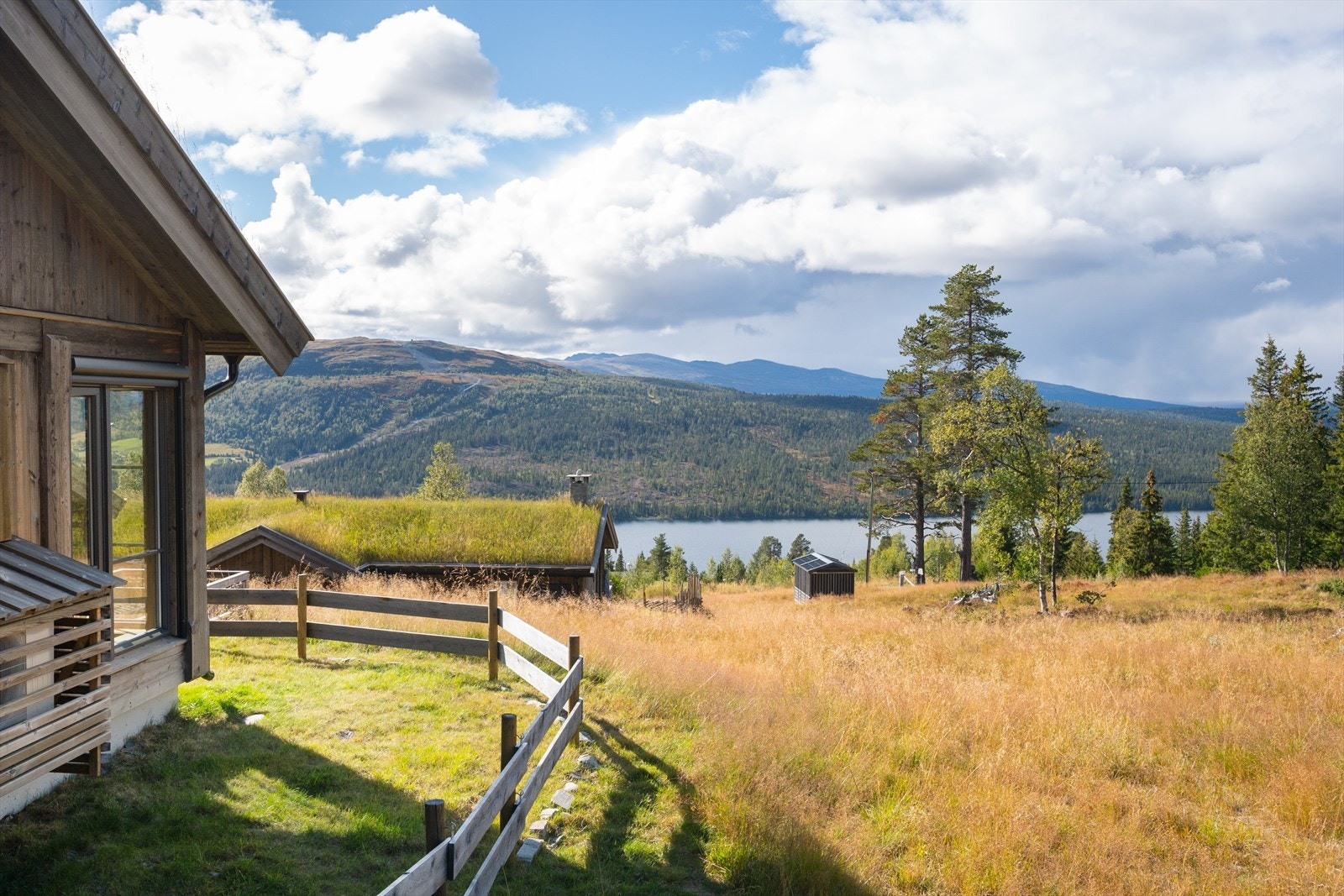 Tomten på ca 699 kvm er gjerdet inn. Galleribilde