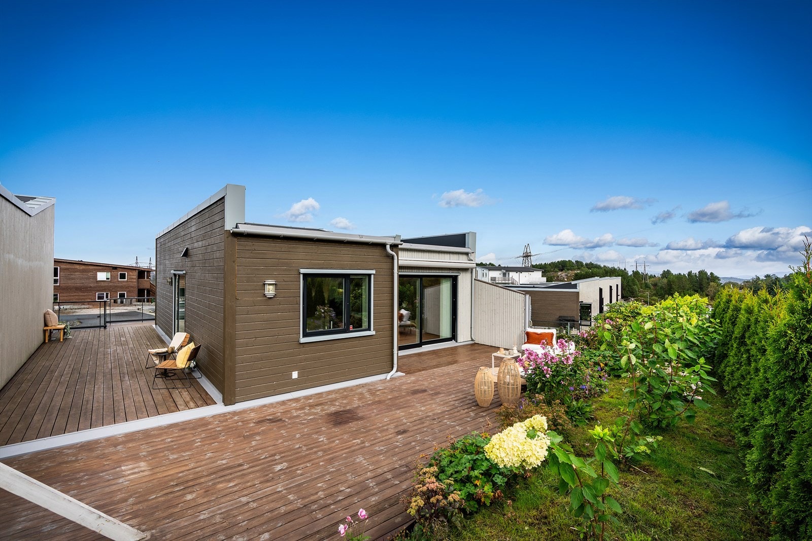- Her har du sommersol fra morgen til kveld og kan enkelt innrede med lungemøbler og spisegruppe - ((Merk at deler av terrassen ligger utenfor tomtegrensene) Galleribilde