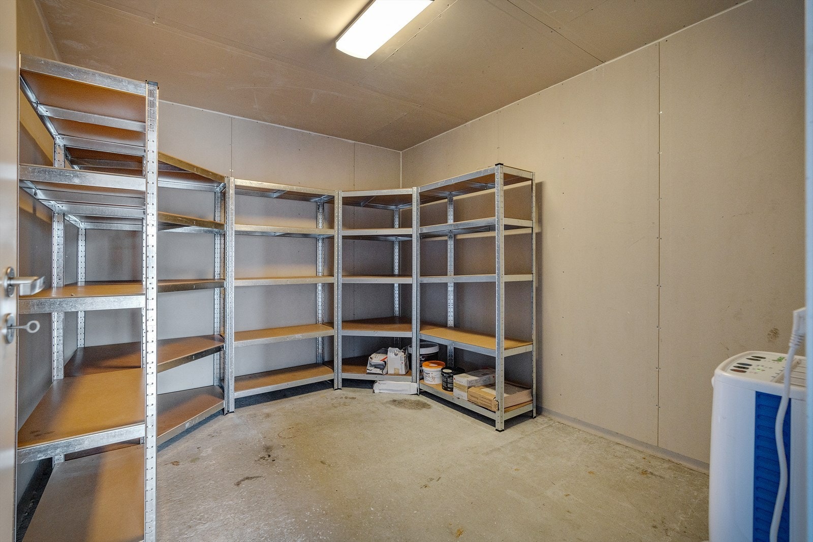 - Tilhørende bod med tilkomst fra garasjen på 9,8m² - Galleribilde