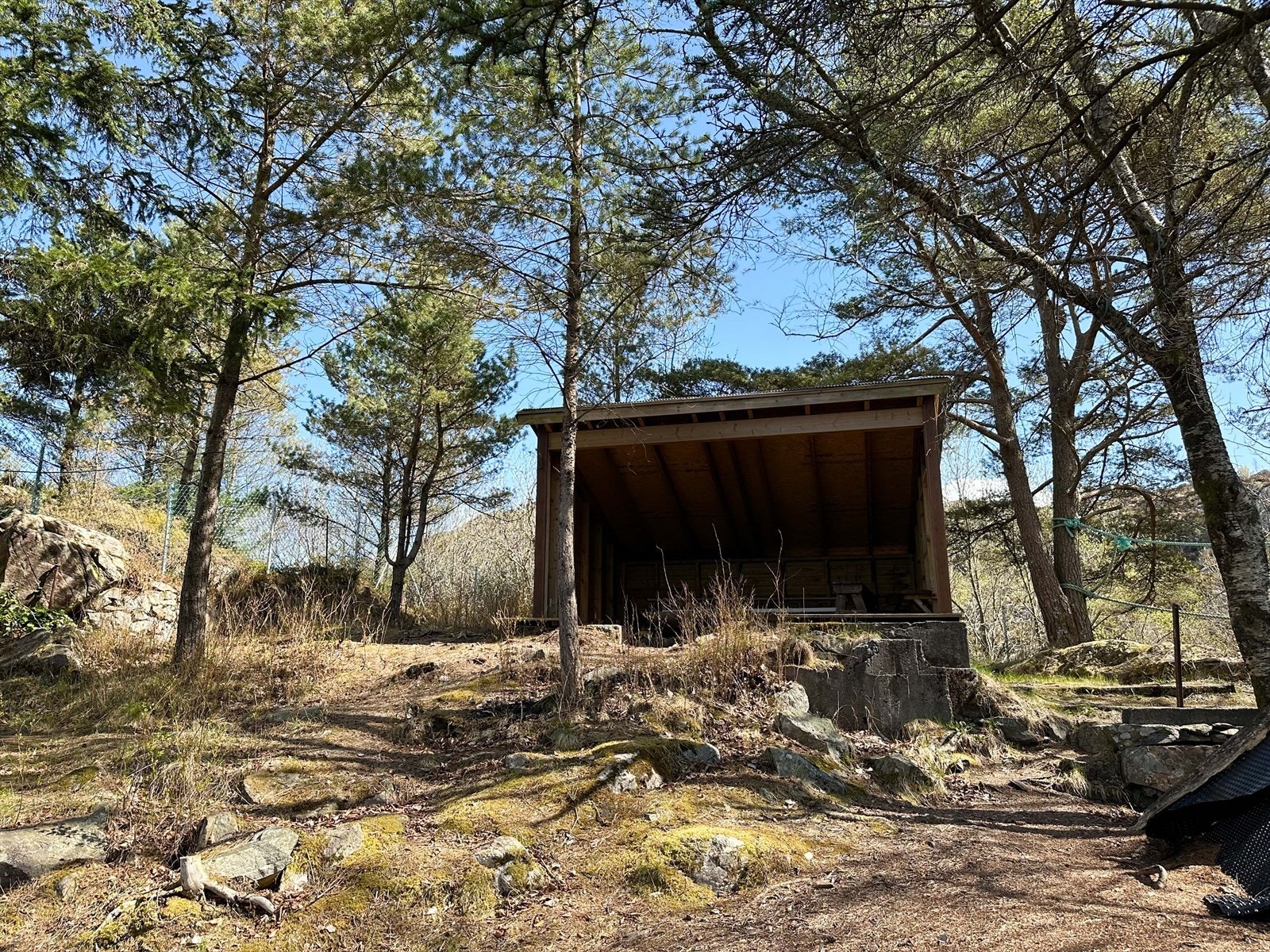 - Der er det også gapahuk, bålmuligheter, en utendørs peis og lekemuligheter - Galleribilde